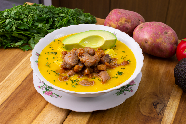 Locro de papas con Chicharrón